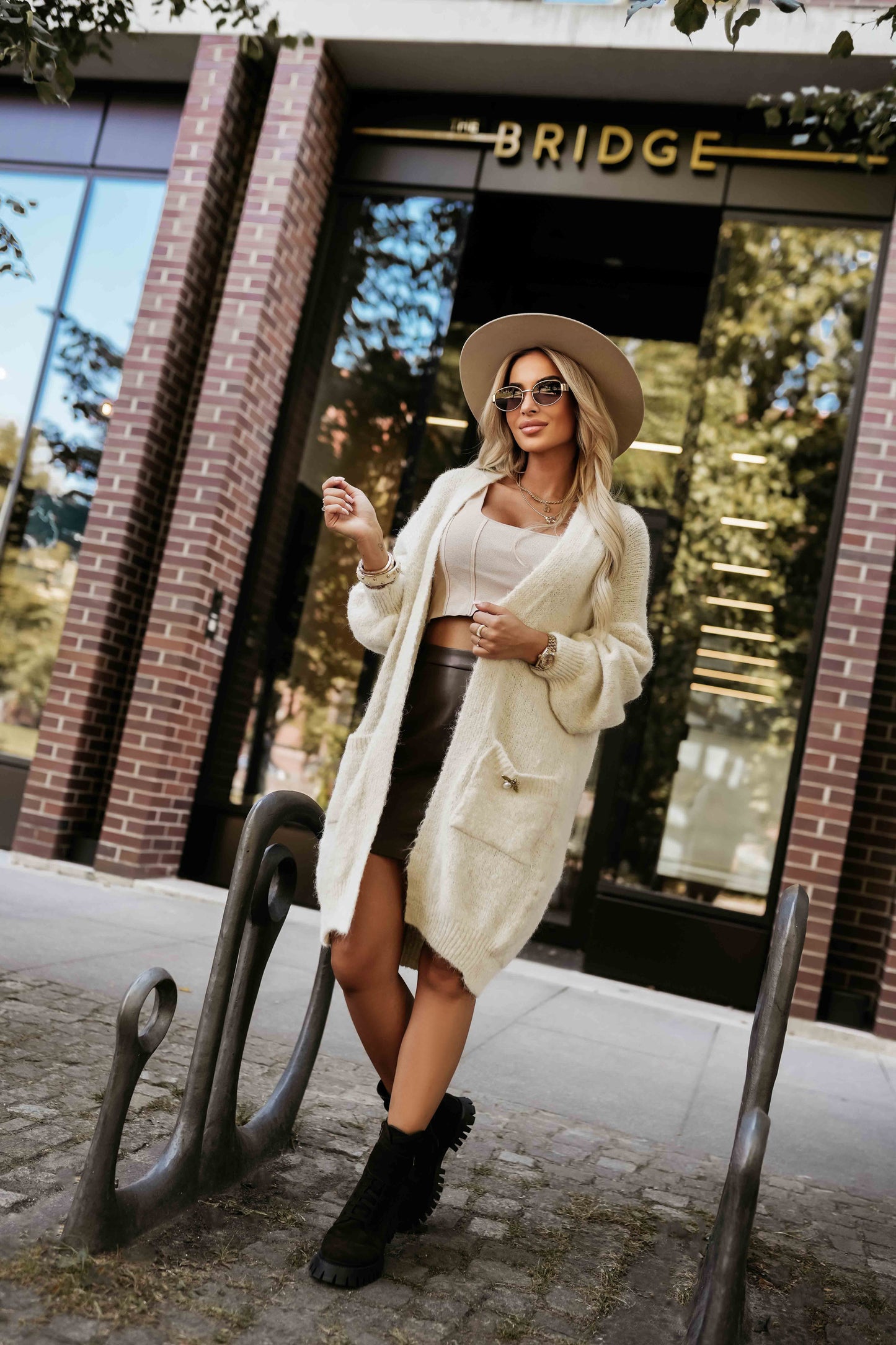 Numoco Basic 628-1 Fashionable oversized cardigan with a decorative brooch and practical pockets - beige-4